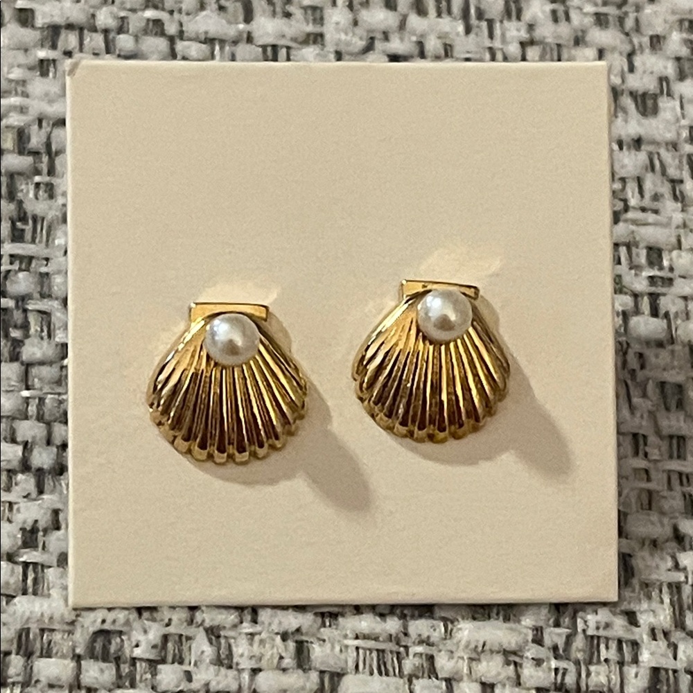 Avon Gold Tone Scallop Shell‎ Earrings with Faux Pearl Accent
